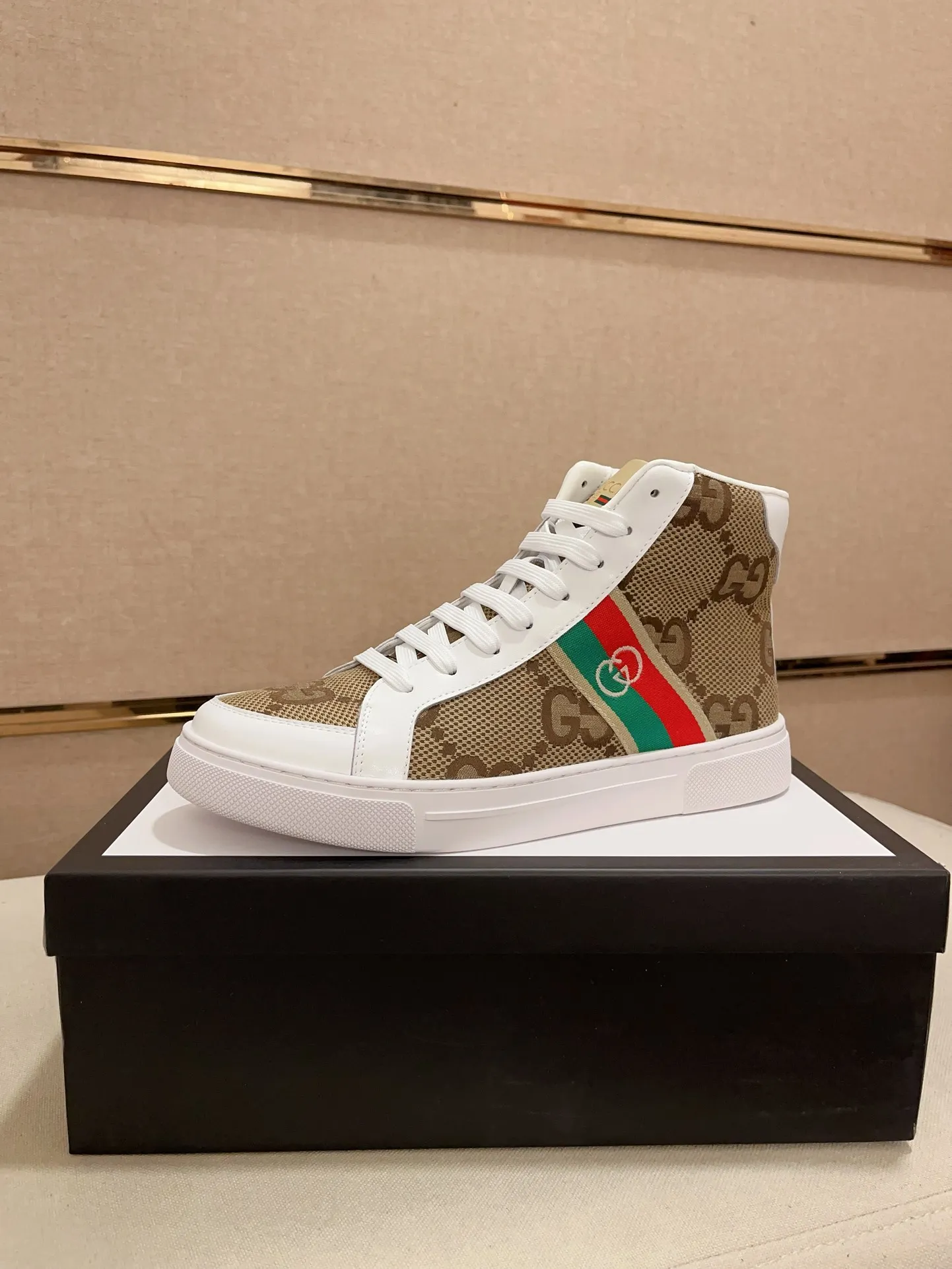 Men's shoes 💰 440 💰 High-quality new high-top GUCCI counters are on the market at the same time. The new men's shoes, 😘fabrics are selected imported cowhide, lining: sheepskin lining. 👍🏿 High-end ☄️ air-cushion molded anti-slip rubber outsole, exquisite lines, simple and elegant, comfortable and high-end for leisure travel. Code number: 38 to 44 (45 can be customized and cannot be returned or exchanged)
